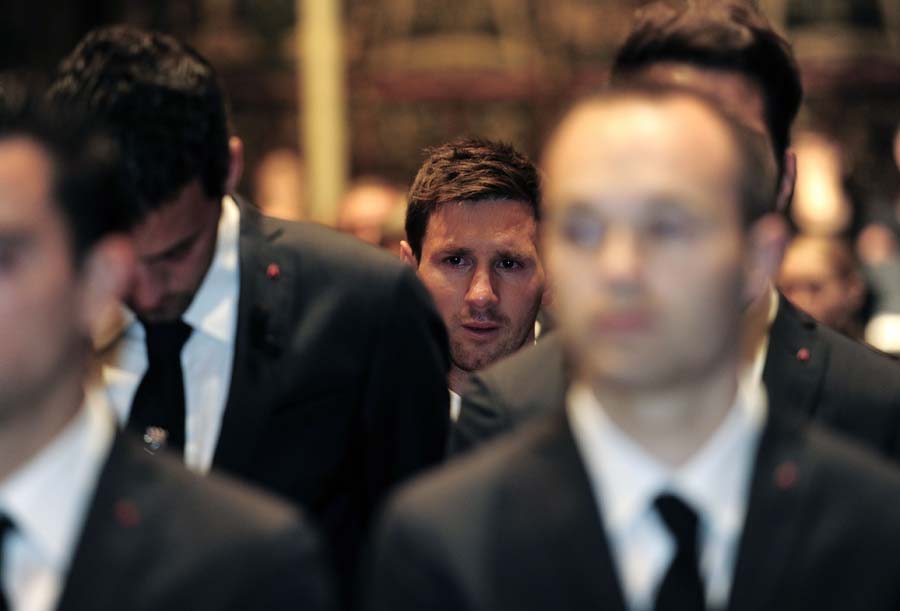 Barcelona's Argentinian forward Lionel Messi (C) cries during a religious ceremony at Barcelona Cathedral for her father late former FC Barcelona's coach Tito Vilanova on April 28, 2014. Former Barcelona coach Tito Vilanova died on April 25 at the age of 45 after a prolonged battle against cancer of the salivary gland before being forced to step down as Barcelona boss last July due to ongoing health problems.  AFP PHOTO / JOSEP LAGO