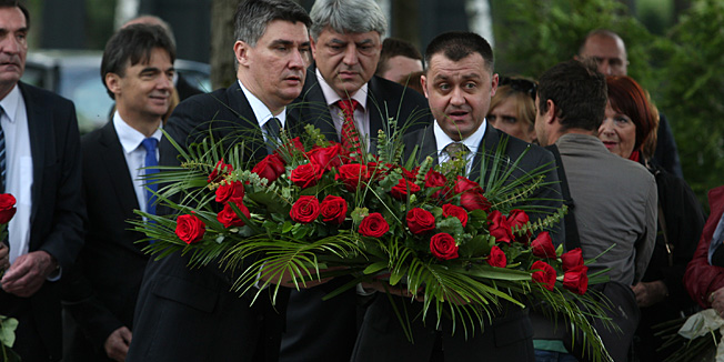 Zagreb, 290414.Groblje Mirogoj.Socijaldemokratska partija Hrvatske (SDP) prisjeca se godisnjice smrti svog prvog predsjednika Ivice Racana, te je u znak sjecanja u povodu sedme obljetnice njegove smrti SDP-ovo izaslanstvo polozilo cvijece na zagrebackome groblju Mirogoju.Na fotografiji: Zoran Milanovic, Zlatko Komadina, Igor Dragovan.Foto: Davor Pongracic / CROPIX