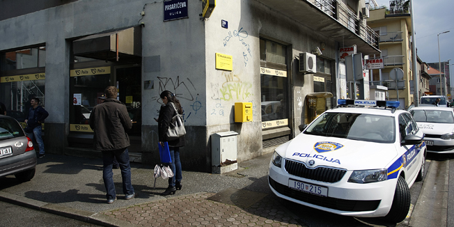 Zagreb, 290414.Nova Cesta.Dvojica nepoznatih razbojnika, uz prijetnju vatrenim oruzjem, opljackala su poslovnicu Hrvatske poste na Tresnjevci.Foto: Ronald Gorsic / CROPIX