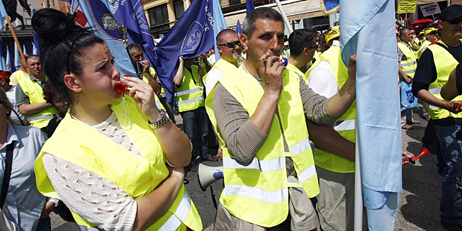 Zagreb,010513.Na Trgu bana Jelacica odrzan sindikalni prosvjed u povodu Praznika rada. Umjesto uobicajenih proslava 1. svibnja, Medjunarodnog praznika rada, sindikati su danas na trgovima najvecih hrvatskih gradova organizirali prosvjede protiv neodrzivog gospodarskog i socijalnog stanja u zemlji pod motom Mijenjajte smjer. Foto: Tomislav Kristo / CROPIX