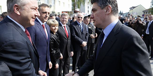 Okucani, 010514.U nazocnosti drzavnog vrha, komemoracijom, polaganjem vijenaca i paljenjem svijeca za poginule branitelje kod Sredisnjeg kriza u Spomen parku hrvatskim vitezovima, obiljezava se 19. obljetnica vojno-redarstvene akcije Bljesak.U obiljezavanju, izmedju ostalih, sudjeluju predsjednik Republike Ivo Josipovic, predsjednik Hrvatskoga sabora Josip Leko s izaslanstvom Sabora, predsjednik Vlade RH Zoran Milanovic i potpredsjednik Vlade i ministar unutarnjih poslova Ranko Ostojic, ministar branitelja Predrag Matic i ministar rada i mirovinskog sustava Mirando Mrsic. Na fotografiji: Ranko Ostojic i Zoran Milanovic.Foto: Danijel Soldo / CROPIX