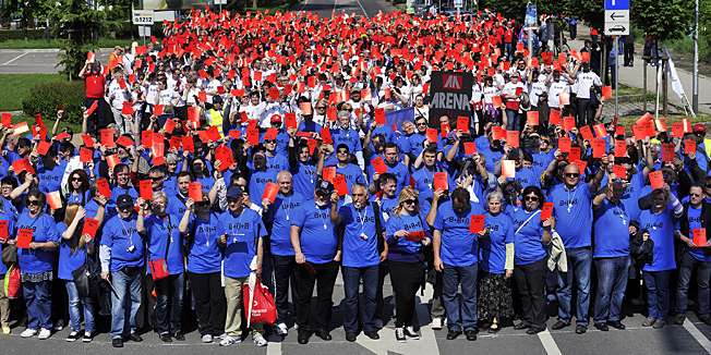 Zagreb, 010514.Sime Strikoman povodom danasnjeg Praznika rada snima milenijsku fotografiju sudionika prvosvibanjske sindikalne povorke.Sudionici povorke oblikovali su tri osmice, simbolicki predstavljajuci osam sati rada, osam sati odmora i osam sati sna, te drzeci u ruci crveni karton za Vladu.Foto: Boris Kovacev / CROPIX