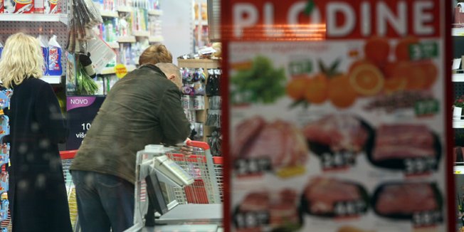 Slavonski Brod, 040211.U trgovackom centru Plodine svijest je izgubila zenska osoba. Iako je hitna pomoc dosla brzo i pokusala ju reanimirati, zena je ipak preminula. Na slici: Plodine.Foto: Danijel Soldo / CROPIX