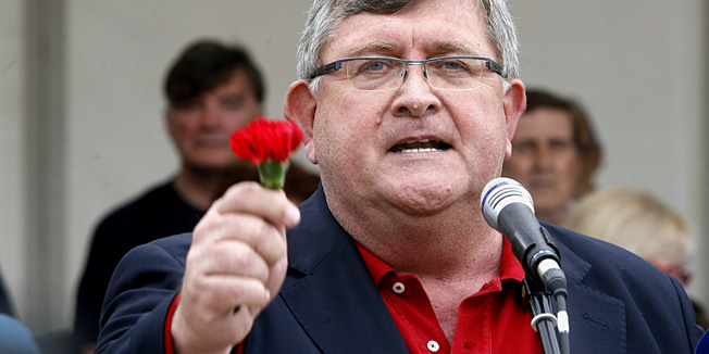 Ronjgi, Rijeka, 010514.Jubilarnu dvadesetu godinu zaredom u Ronjgima je proslavljen Praznik rada.Uz prigodni kulturno umjetnicki program, turnir u briskuli i treseti, tradicionalno besplatan grah i karanfile, okupljenima su se obratili Vojko Obersnel, Zlatko Komadina i Neven Mimica, nositelj liste Kukuriku koalicije za izbore za Europski parlament.Na fotografiji: Vojko Obersnel.Foto: Tea Cimas / CROPIX