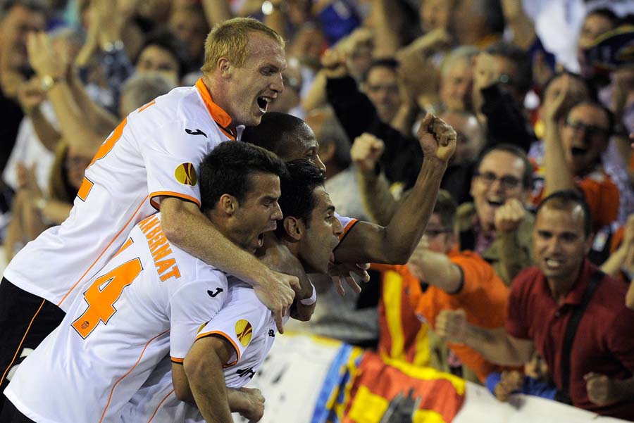 Valencia's Brazilian forward Jonas (R) celebrates with his teammates after scoring during the UEFA Europa League semi-final second leg football match Valencia CF vs FC Sevilla at the Mestalla stadium in Valencia on May 1, 2014.  AFP PHOTO / JOSE JORDAN