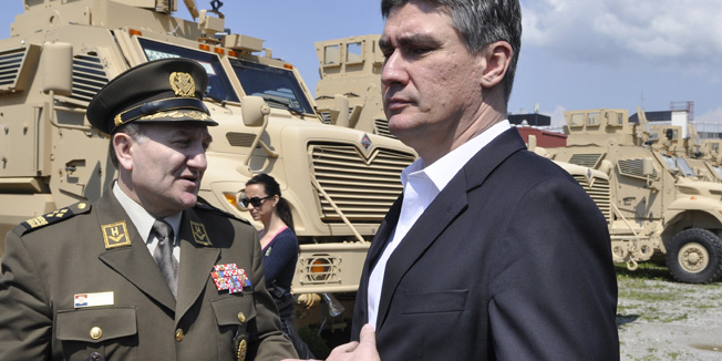 Zagreb, 020514.Josipa Loncara bb.Predsjednik Vlade Republike Hrvatske Zoran Milanovic posjetio je danas Remontni zavod Oruzanih snaga RH, i tom je prilikom razgledao vojna vozila tipa MRAP. Rijec je o donaciji Sjedinjenih Americkih Drzava Hrvatskoj vojsci. Na fotografiji: Drago Lovric i Zoran Milanovic.Foto: Damir Krajac / CROPIX