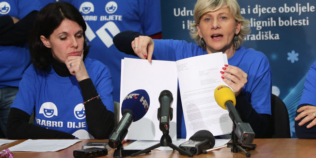 Nova Gradiska, 051213.Na press konferenciji u prostorijama Udruge Hrabro srce, predsjednica udruge Jasminka Zuzic, glasnogovornica Djurdja Aleksic i tajnik Haris Kapetanovic iznijeli su svoj stav o aferi koja je izbila oko skupljanja sredstava za Noru Situm.Na fotografiji: Jasminka Zuzic, Djurdja Aleksic i Haris Kapetanovic.Foto: Danijel Soldo / CROPIX *** Local Caption ***  