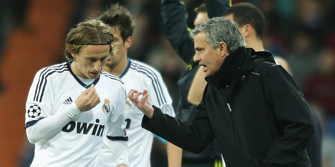 MADRID, SPAIN - APRIL 03:  Real Madrid coach Jose Mourinho talks to Luka Modric of Real Madrid during the UEFA Champions League Quarter Final first leg match between Real Madrid and Galatasaray at Estadio Santiago Bernabeu on April 3, 2013 in Madrid, Spain.  (Photo by Gonzalo Arroyo Moreno/Getty Images)