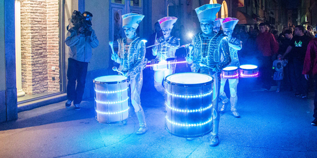 Pula, 040514.Drugi Visualia festival odrzao se veceras u Puli. Zapoceo je na Portarati  podjelom besplatnih svjetlecih prstenova za sve gradjane, zatim su nakon svecanog otvorenja nastupli LED Drummersi koji su povorku poveli sve do  Foruma. Tu su se  Lords of Lightning iz Londona poigrali teslinim visokim naponom. Na zvoniku katedrale u Kandlerovoj  ulici Jean Sambolec&Anja Ladavac izveli su 3D video mapping da bi se oko 22 sata i 30 minuta i zvanicno upalile Uljanikove svjetlosne dizalice koje je osvjetlio Dean Skira dizajner svjetla.Na fotografiji: LED Drummers.Foto: Danijela Peracic / CROPIX                       