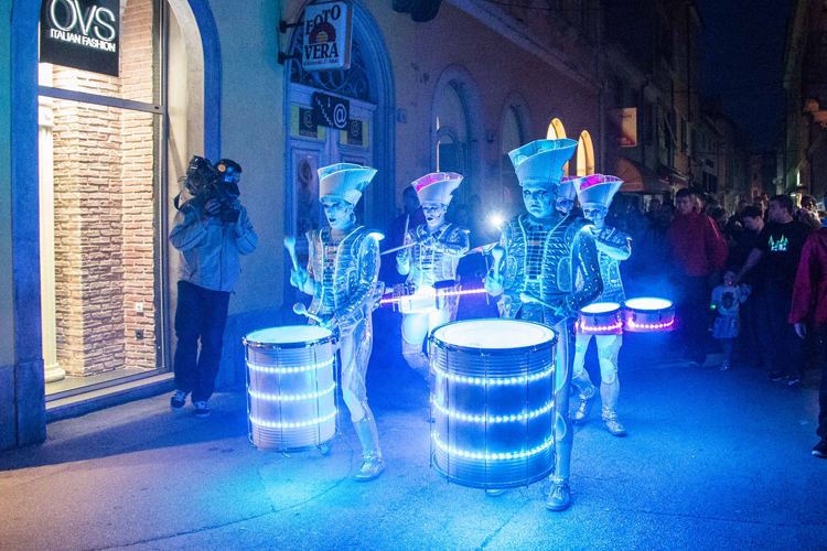 Pula, 040514.Drugi Visualia festival odrzao se veceras u Puli. Zapoceo je na Portarati  podjelom besplatnih svjetlecih prstenova za sve gradjane, zatim su nakon svecanog otvorenja nastupli LED Drummersi koji su povorku poveli sve do  Foruma. Tu su se  Lords of Lightning iz Londona poigrali teslinim visokim naponom. Na zvoniku katedrale u Kandlerovoj  ulici Jean Sambolec&Anja Ladavac izveli su 3D video mapping da bi se oko 22 sata i 30 minuta i zvanicno upalile Uljanikove svjetlosne dizalice koje je osvjetlio Dean Skira dizajner svjetla.Na fotografiji: LED Drummers.Foto: Danijela Peracic / CROPIX                       