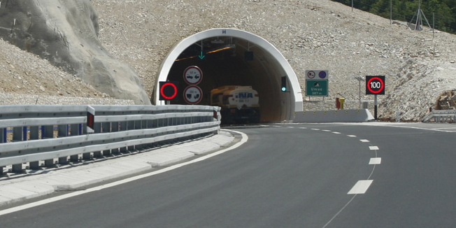 Vrgorac, 010711Objekti na dionici Ravca-Vrgorac Autoceste A1 Zagreb-Split-Vrgorac koja je duga 10 km a kostala je vise od milijarde kuna.Na slici: Tunel Umac na dionici Ravca-Vrgorac.Foto: Ivo Ravlic / CROPIX