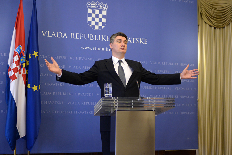 Zagreb, 060514.Trg svetog Marka, Banski dvori.Premijer Zoran Milanovic sazvao je izvanrednu press konferenciju na kojoj je objavio smjenu Slavka Linica s pozicije Ministra financija. Na fotografiji: Zoran Milanovic.Foto: Goran Mehkek / CROPIX