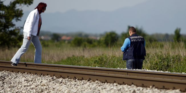 Cakovec, 070514.U blizini mjesta Strahoninec u Medjimurskoj zupaniji vlak je naletio na zasad nepoznatu osobu koja je na mjestu preminula. Vise detalja biti ce poznato nakon policijskog ocevida.Na fotografiji: policijski ocevid na mjestu nesrece.Foto: Zeljko Hajdinjak / CROPIX