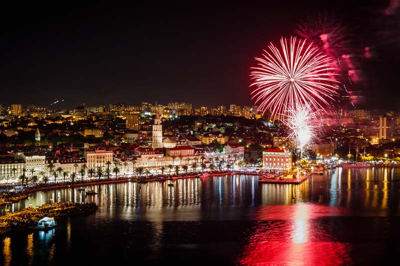 Split, 070514. Vatromet povodom proslave sv. Dujma zastitnika grada Splita. Foto: Zvonimir Barisin / CROPIX *** Local Caption *** 