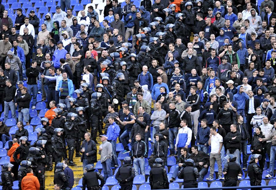 Zagreb, 070514.Maksimir, stadion Dinamo.Prva nogometna utakmica finala kupa HNS izmedju HNK Rijeka i GNK Dinamo.Na fotografiji: navijaci BBB, policijsko osiguranje.Foto: Srdjan Vrancic / CROPIX