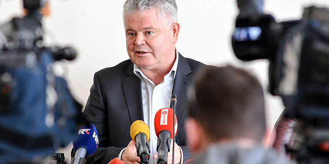 Dubrovnik, 130214.Gradonacelnik Andro Vlahusic sastao se danas s predstavnicima Drustva prijatelja dubrovacke starine predsjednikom Denisom Orlicem i Marom Kapovicem na temu prakticne primjene Zakona o zastiti ugrozene spomenicke bastine Dubrovnika.Na fotografiji: Konferencija za medije gradonacelnika nakon sastanka.Foto: Tonci Plazibat / CROPIX