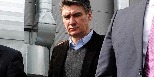 Karlovac, 040414.Predsjednik Vlade Republike Hrvatske Zoran Milanovic posjetio je tvrtku HS Produkt d.o.o. u Karlovcu i obisao dio proizvodnih pogona. U pratnji predsjednika Vlade bili su potpredsjednik Vlade i ministar unutarnjih poslova Ranko Ostojic te ministar obrane Ante Kotromanovic. Na fotografiji: Marko Vukovic; Ivan Zabcic; Zoran Milanovic; Zeljko Pavlin.Foto: Robert Fajt / CROPIX