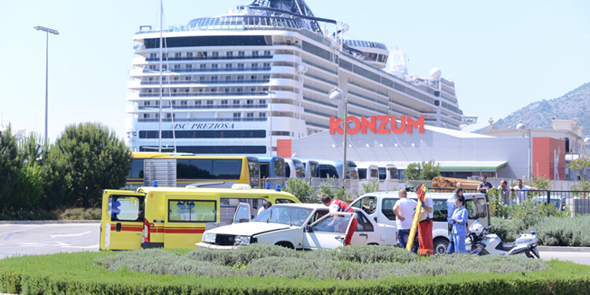 Dubrovnik,090514.Neobicna prometna nesreca dogodila se danas oko 14h u Gruzu kad se vozac osobnog automobila marke Volvo sa svojim vozilom popeo na kruzni tok. Kako doznajemo od policije nema teze ozljedjenih.Foto: Tonci Plazibat / CROPIX