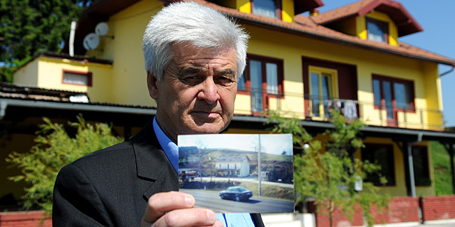 Karlovac, 050514.U opcini Krnjak odrzana je konferencija za medije na kojoj je predsjednik Srpskog narodnog vijeca Milorad Pupovac ukazao na problem Petra Kunica, srpskog povratnika. Kuca Petra Kunica nasla se na drazbi jer nije platio 1 300 000 kuna Vinku Petrovicu koji  je kao privremeni korisnik objekta izvrsio gradjevinske radove te vrijednosti.Na fotografiji: Petar Kunic ispred kuce.Foto: Robert Fajt / CROPIX