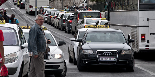 Dubrovnik, 140912.Jutro u Dubrovniku proteklo je u znaku prometnih guzvi. Neki od semafora u gradu nisu radili, sto je dodatno povecalo problem.Na fotografiji: guzva na cesti.Foto: Tonci Plazibat / CROPIX