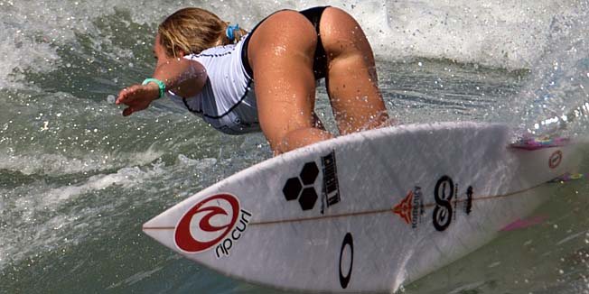 Australian surfer Nikky Van Dijk competes in the Rio Women's Pro quarterfinal at Barra de Tijuca beach in Rio de Janeiro on May 12, 2014.     AFP PHOTO / CHRISTOPHE SIMON
