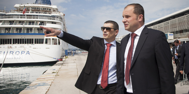 Split, 130514.U Luckoj upravi danas je uz prisustvo ministra pomorstva, prometa i infrastrukture Sinise Hajdasa Doncica potpisan ugovor o gradnji vanjskih vezova u Gradskoj luci. Investicija je vrijedna 260 milijuna kuna, a radovi bi trebali biti gotovi za dvije godine.Na fotografiji: Ministar Sinisa Hajdas Doncic i ravnatelj Lucke uprave Milan Blazevski.Foto: Vojko Basic / CROPIX