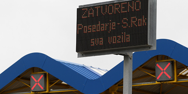 Zadar, 030213.Zbog olujnog vjetra za sav promet zatvorene su: autocesta A1 izmedju cvorova Sveti Rok i Posedarje, drzavna cesta D54 Maslenica - Zaton Obrovacki, Jadranska magistrala (D8) od Senja do Svete Marije Magdalene. Na fotografiji: detalj sa autoceste kod Posedarja.Foto: Jure Miskovic / CROPIX