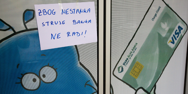 Osijek, 140514.Zbog kvara u na postrojenju Hrvatske elektorpivrede u Ernestinovu cijela Slavonija i Baranja su ostale bez struje.Na fotografiji: zbog nestanka struje nisu radile banke.Foto: Vlado Kos / Cropix