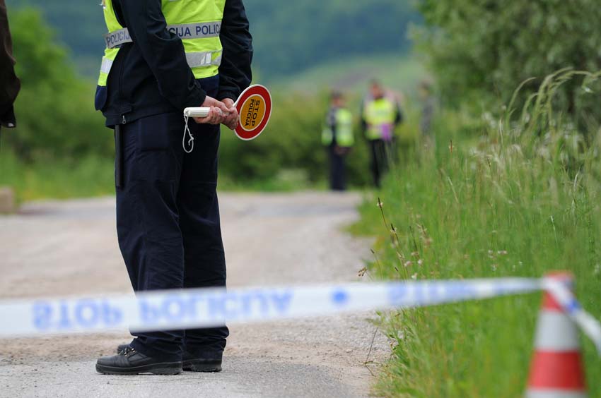 Slunj, 140514.U blizini Bogovolje pokraj Slunja, u jezercu Dobrenica pronadjeno je tijelo i crveni djip bivseg gradonacelnik Slunja Mile Skukan zvani Ajka.Na fotografiji: Policija kod mostica Dobrenica.Foto: Robert fajt / CROPIX