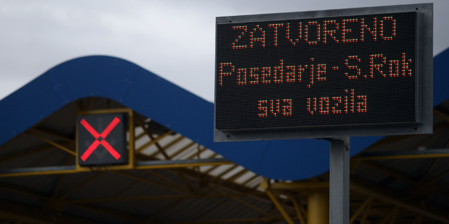 Zadar, 111113.Jako nevrijeme pogodilo je nocas i jutros cijelu Hrvatsku. Ciklona Teodor prouzrocila je jak vjetar koji je rusio stabla, te kisu koja je stvarala dodatne probleme, osobito u prometu.Zbog olujnog vjetra za sav promet zatvorena je dionica autoceste A1 izmedju cvorova Sveti Rok i Posedarje.Foto: Jure Miskovic / CROPIX