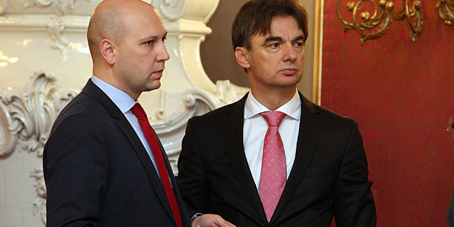 Zagreb, 150514.Vlada.Odrzana redovita sjednica Vlade Republike Hrvatske.Na fotografiji: Mihael Zmajlovic, Branko Grcic.Foto: Davor Pongracic / CROPIX