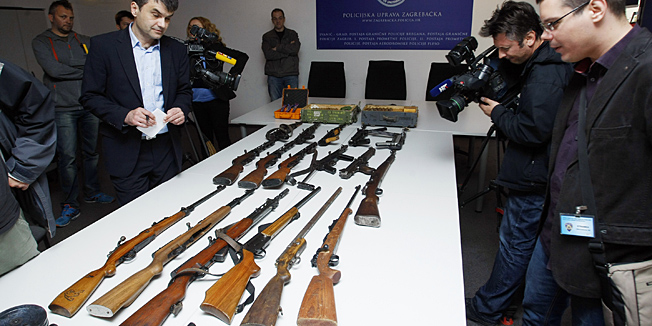 Zagreb, 150514.Heinzelova 98.Konferencija za medije PU Zagrebacke povodom zapljene vece kolicine oruzja i streljiva.Na fotografiji: zaplijenjeno oruzje.Foto: Tomislav Kristo / CROPIX
