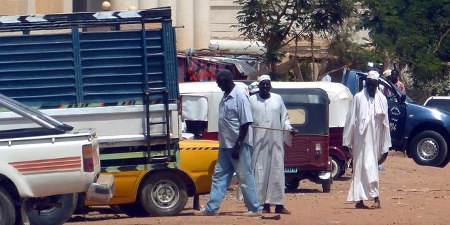 (FILES) - A file picture taken on October 6, 2013 shows people walking past the courthouse in the Haj Yousef district in the Sudanese capital Khartoum. A Sudanese judge on May 15, 2014 sentenced a Christian woman to hang for apostasy, despite appeals by Western embassies for compassion and respect for religious freedom. AFP PHOTO/STR
