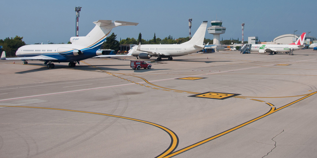 Dubrovnik, 300812.Tvrtka Helimax, osnovana prije tri godine, jedina je u Hrvatskoj specijalizirana za komercijalne panoramske letove, te za organizaciju evenata i turistickih snimanja iz zraka. Cjenik panoramskih letova za tri osobe krece se od 200 eura za desetominutnu avanturu, do 700 eura za sat leta. Na slici pista Zracne luke Dubrovnik.Foto: Tonci Plazibat / CROPIX