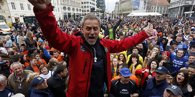 Zagreb, 160514. Tradicionalna Norijada u kojoj se zagrebacki srednjoskolci oprastaju od skolskih klupa zapocela je okupljanjem maturanata u 12 sati na glavnom zagrebackom Trgu. Od Trga se povorka uputila prema Bundeku, gdje je organizirana sredisnja proslava.Na fotografiji: gradonacelnik Milan Bandic fotografirao se s maturantima.Foto: Damjan Tadic / CROPIX