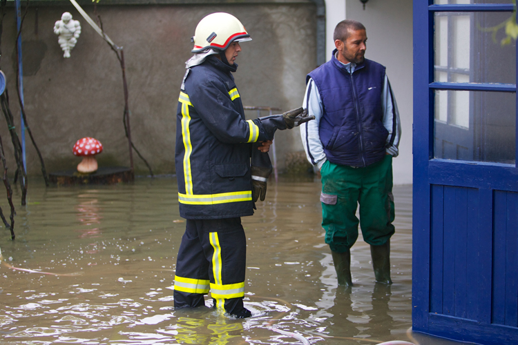 Vrbanja, Drenovci, Zupanja, 160514.Nevrijeme jutros izaziva probleme diljem Hrvatske. Zbog obilnih kisa tijekom noci, u mnogim su slavonskim mjestima poplavljene kuce, usjevi, polja, vrtovi. Na fotografiji: vatrogasac u dvoristu kuce u Drenovcima.Foto: Vlado Kos / CROPIX