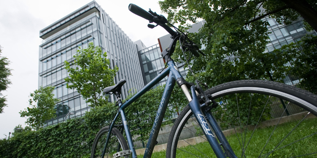 Zagreb, 150514.Koturaska ulica.Ilustracija za pricu o kradji bicikla iz SOA-e preko ograde koja dijeli parkiraliste SOA-e i osnovne skole Tina Ujevica na adresi Koturaska cesta 75.Foto: Darko Tomas / CROPIX