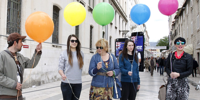 Split, 170514.Medjunarodni dan borbe protiv homofobije i transfobije obiljezio se na splitskoj rivi pustanjem sarenih balona.Za vrijeme prvog Split Pridea 2011 godine sudionici su upravo na tom mjestu bili izlozeni brutalnim napadima od strane svojih sugradjanki i sugradjana.Surove slike stvarnosti grada u kojem zive LGBT osobe postale su vidljivije i siroj javnosti, nasilje i diskriminacija postali su javni.Simbolicnom gestom clanovi udruge Rispet pustili su balone duginih boja zeleci se posjetiti na nemili dogadjaj i ukazati da su nasilje i diskriminacija jos uvijek prisutni u drustvu u kojem zivimo. Foto: Duje Klaric / CROPIX
