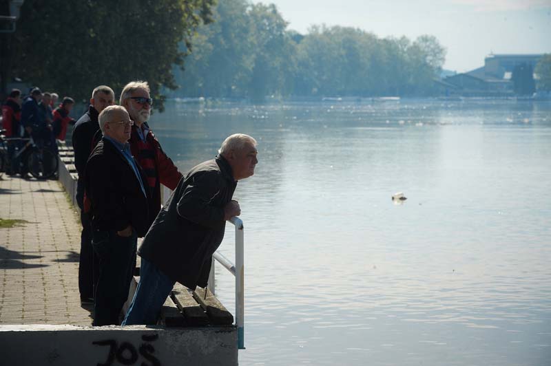 Slavonski Brod, 180514.Uz obalu.Nakon kriticne noci grad moze odahnuti jer  vodostaj stagnira.Vodostaj Save je i dalje visok ali nakon obilnih padalina i nevremena stanje se polako smiruje.Na fotografiji: Atmosfera i gradjani koji polako obilaze i razgledavaju nabujalu Savu.Foto: Goran Mehkek / CROIX