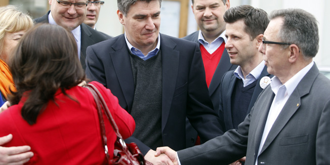 Varazdin, 180514.Kukuriku koalicija odrzala je predizborni skup uoci izbora za Europarlament.Na fotografiji: Zoran Milanovic pozdravlja se Miloradom Batinicem.Foto: Zeljko Hajdinjak / Cropix