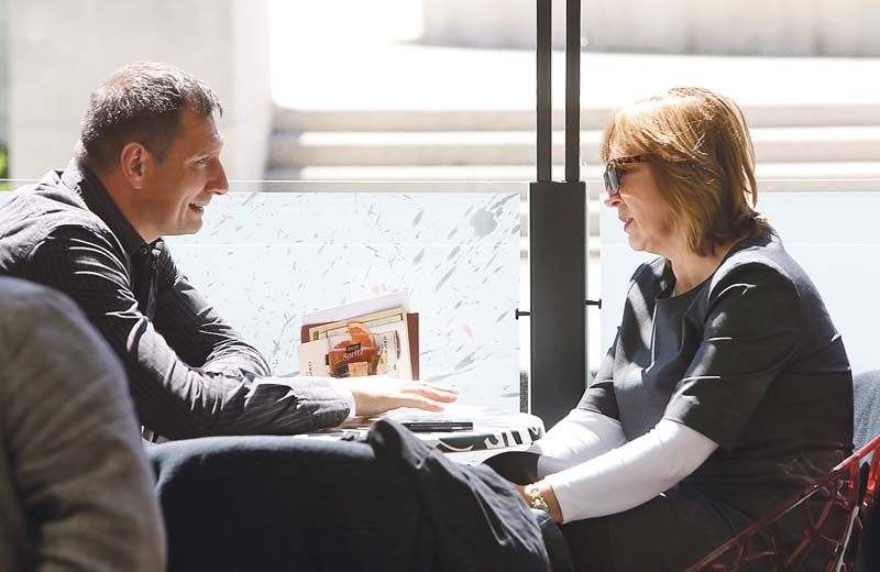 5 st str 3 Zagreb, 190514.Trg zrtava fasizma 1.Djurdja Adlesic i Josip Klemm zajedno su popili kavu u caffe galeriji Crveno i Crno.Foto: Damjan Tadic / CROPIX