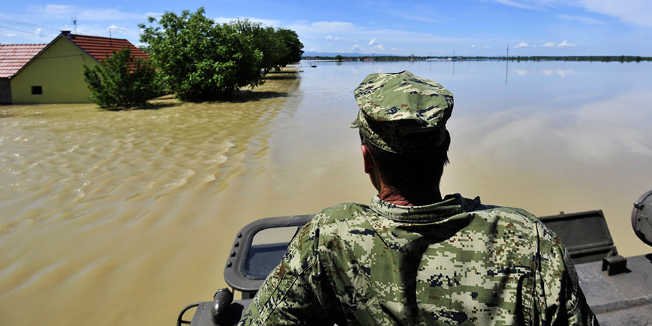 Gunja, 190514.Mjesta u istocnoj Slavoniji uz Savu bore se s nezapamcenim i katastrofalnim poplavama. Nakon sto je popustio nasip rijeka Sava poplavila je mjesto, a dva dana kasnije pripadnici Hrvatske vojske nakon evakuacije stanovnistva, spasavali su i preostale zivotinje.Foto: Boris Kovacev / CROPIX