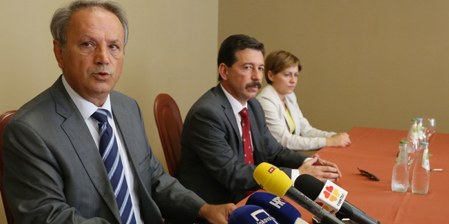 Vukovar, 200514Zeljko Sabo na konferenciji za novinare objavio je kandidaturu za gradonacelnika Vukovara kao nezavisni kandidat  jer smatra da to duguje Vukovaru i Vukovarcima koji su ga prije godinu dana izabrali za tu funkciju. Predsjednik vukovarskog SDP-a Goran Bosnjak rekao je kako SDP nece imati svog kandidata i da podrsku daju Zeljku Sabi. Na fotografiji: Zeljko Sabo i Goran Bosnjak.Foto: Emica Elvedji / CROPIX