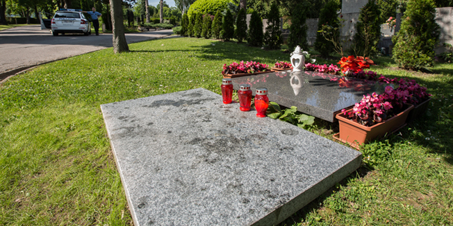 Zagreb, 210514. Groblje Mirogoj.Na grobu Ivice Racana ispisano 'Izdajica'.Na fotografiji: Tesko citljiv ispis rukom 