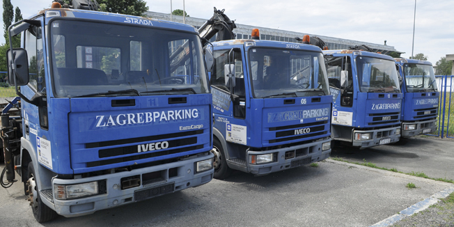 Zagreb, 040612.Direktor Zagrebparkinga Robert Miseta i predsjednik uprave Zagrebackog Holdinga Ivo Covic, danas su sa novinarima obisli novu lokaciju pauk sluzbe, koja se iz Strojarske ulice, preselila na istocnu stranu Zagrebackog velesajma.Na fotografiji: cetiri dotrajala i stara IVECO kamiona pauk sluzbe.Foto: Admir Buljubasic / CROPIX