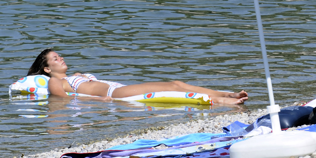 Zagreb, 210811.Zbog velikih vrucina danas je i zagrebacko kupaliste Jarun bilo poluprazno. Neki od malobrojnih posjetioca potrazili su spas od vrucina u jezeru, neki u hladovini, u pecenju rostilja..Na slici: kupanje.Foto: Admir Bulojubasic / CROPIX