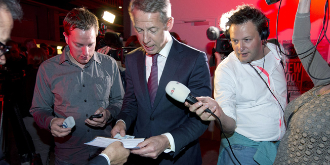 Mayor Onno Hoes of Maastricht in southern Netherlands (C) prepares before casting his ballot for the European elections on May 22, 2014. Britain and the Netherlands go to the polls today, starting the ball rolling on elections to the European parliament that are expected to see a swing towards populist right-wing parties. The elections, which began at 0530 GMT in the Netherlands and are spread over four days in the EU's 28 member states, are expected to see major gains for parties bent on dismantling the European Union from the inside. AFP PHOTO / ANP / MARCEL VAN HOORN **netherlands out**