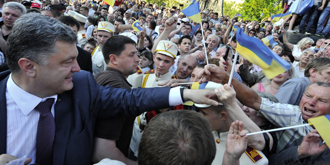 This handout photo released by the Poroshenko press service shows Ukrainian independent presidential candidate Petro Poroshenko (L) greeting supporters during an election campaign rally on May 22, 2014, in the western Ukrainian city of Lviv. Pro-Russian rebels firing mortar shells and grenades killed 17 Ukrainian soldiers on Thursday, the blackest day yet for the military and a dramatic ratcheting up of tensions just three days before a crunch election. AFP PHOTO / POROSHENKO PRESS-SERVICE / MYKOLA LAZARENKO  == RESTRICTED TO EDITORIAL USE - MANDATORY CREDIT 