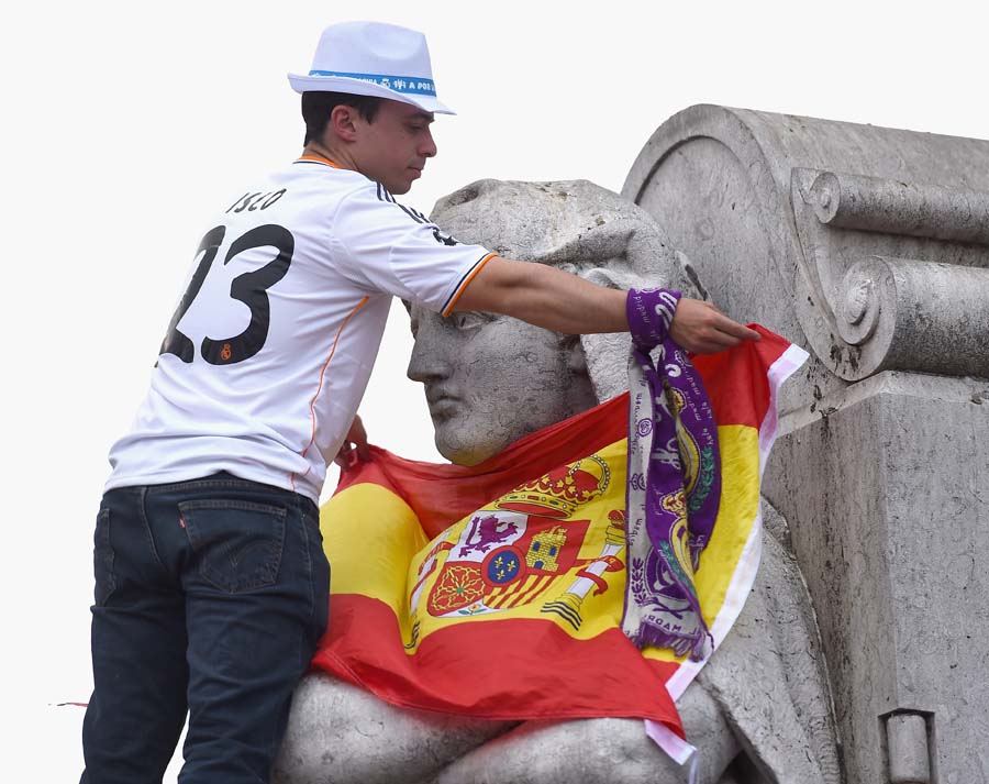 LISBON, PORTUGAL - MAY 24:  Real Madrid fans gather in the city prior to the UEFA Champions League Final between Real Madrid and Atletico Madrid at Estadio da Luz on May 24, 2014 in Lisbon, Portugal.  (Photo by Laurence Griffiths/Getty Images)