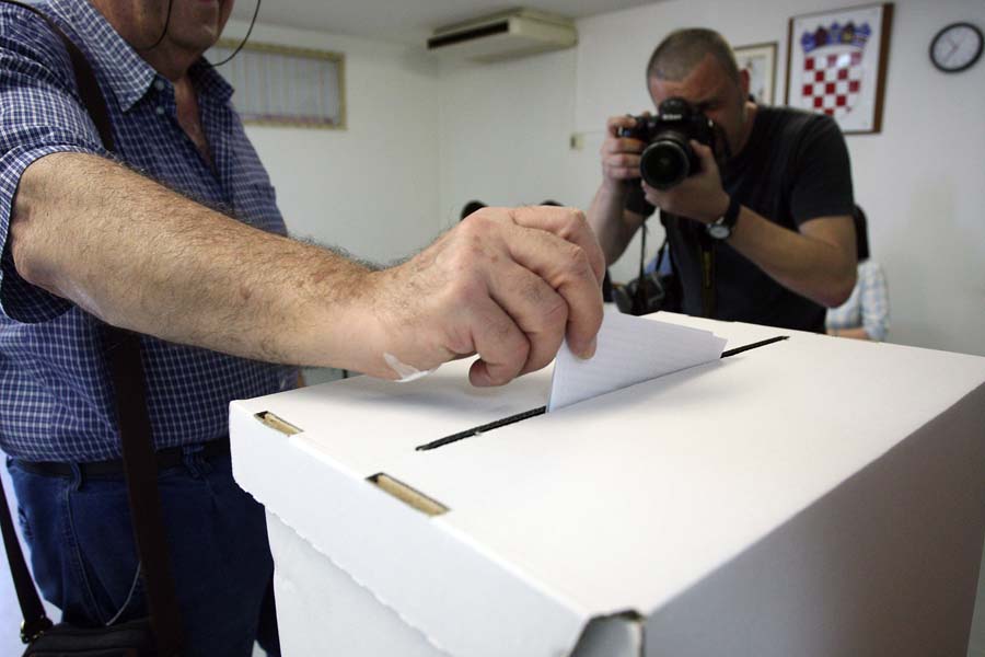 Zagreb, 250514.Europski izbori 2014. U sedam sati otvorena su biralista na kojima hrvatski gradjani biraju 11 zastupnika za Europski parlament.Na fotografiji: glasovanje na glasackom mjestu Groblje Mirogoj.Foto: Davor Pongracic / CROPIX